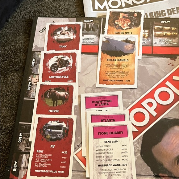 Monopoly The Walking Dead Board Game - Picture 4 of 15